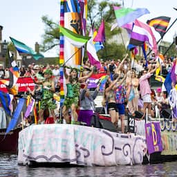 In beeld | Drukte en groot feest in Amsterdam voor Canal Parade