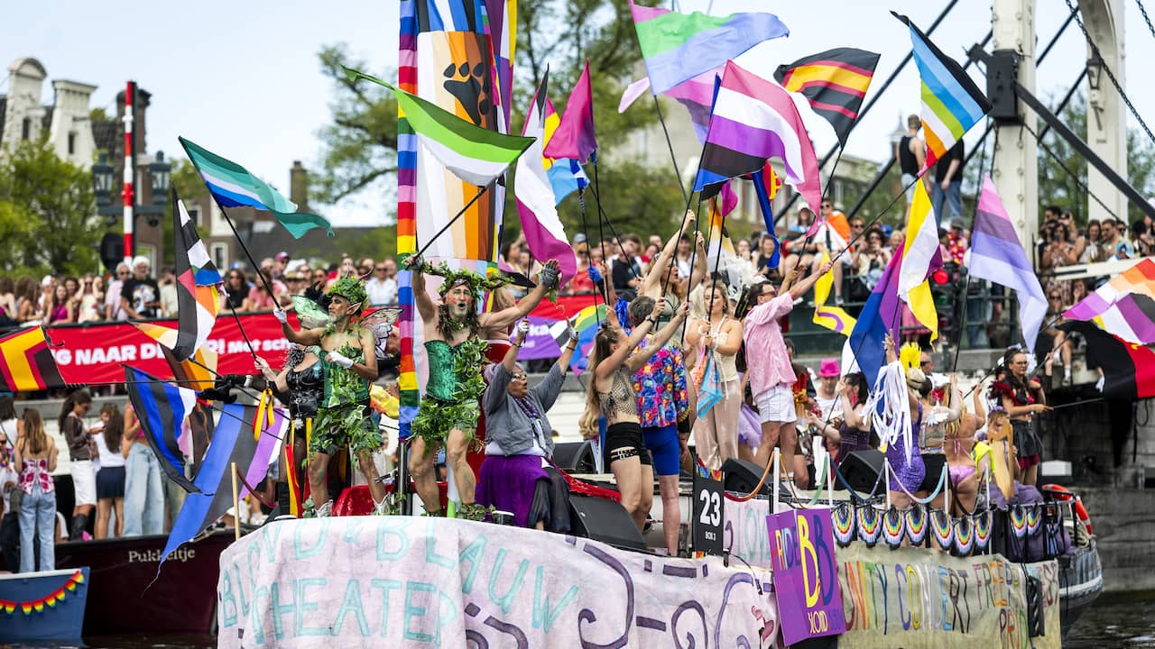 Drukte en groot feest in Amsterdam tijdens Canal Parade