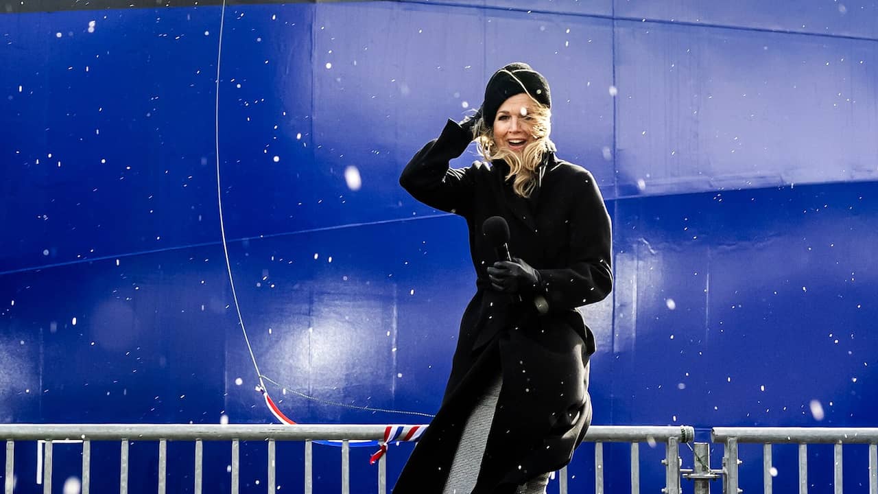 Video | Máxima krijgt champagnedouche bij scheepsdoop op Texel