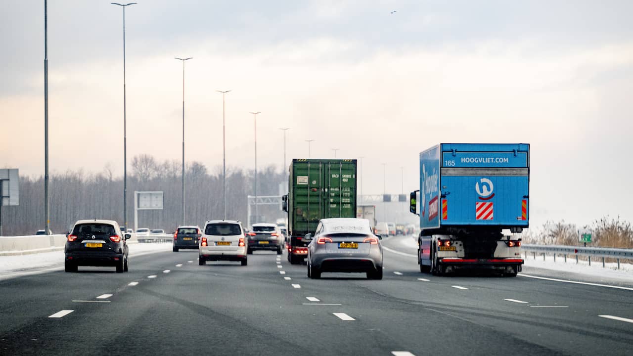 Centimeters sneeuw verwacht in Nederland, waarschuwing voor gladde wegen