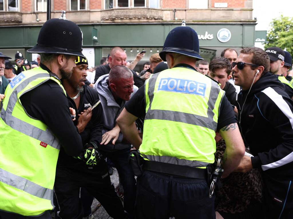Meerdere agenten gewond bij nieuwe protesten door het hele VK