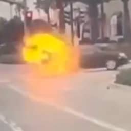 Video | Vuurbal bij botsing nadat tiener door rood rijdt in VS