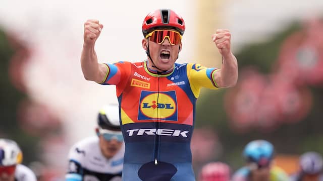 Pedersen blijft Van Aert net voor en pakt roze trui in openingsrit Giro