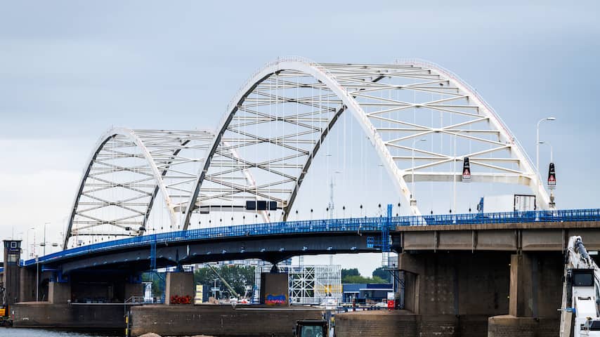 Verbod Merwedebrug kost 1,5 miljoen euro per dag, 18.000 vrachtauto's rijden om
