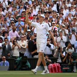 Teruglezen Wimbledon | Sinner juicht na bereiken finaleplek, Djokovic druipt af