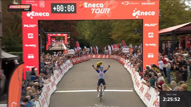 Mick van Dijke boekt eerste profzege in etappe Eneco Tour in Sittard