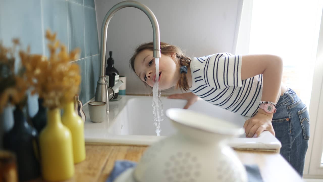 Hoe gevaarlijk is besmet water en hoe kon dit gebeuren?