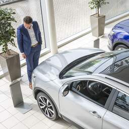 Lower revenue for auto industry in 2025, but more electric cars sold