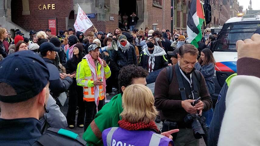 Politie begeleidt pro-Palestina-betogers weg van de Dam