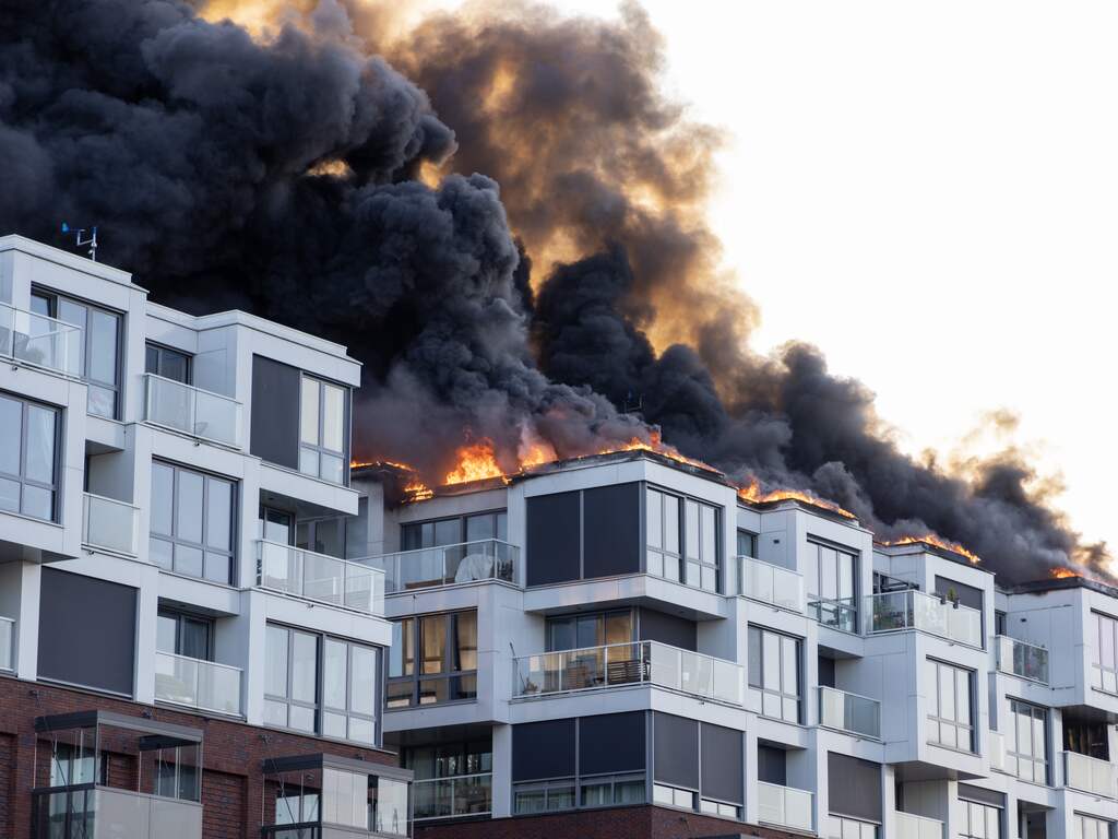 Grote brand in appartementencomplex Amsterdam-Oost, knooppunt Amstel dicht