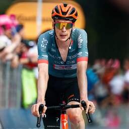 Arensman klimt naar derde plek in Giro-klassement, Vingegaard klasse apart