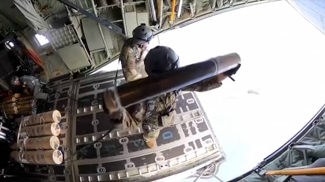 Amerikaanse luchtmacht werpt meetapparatuur in zee voor orkaan Erin