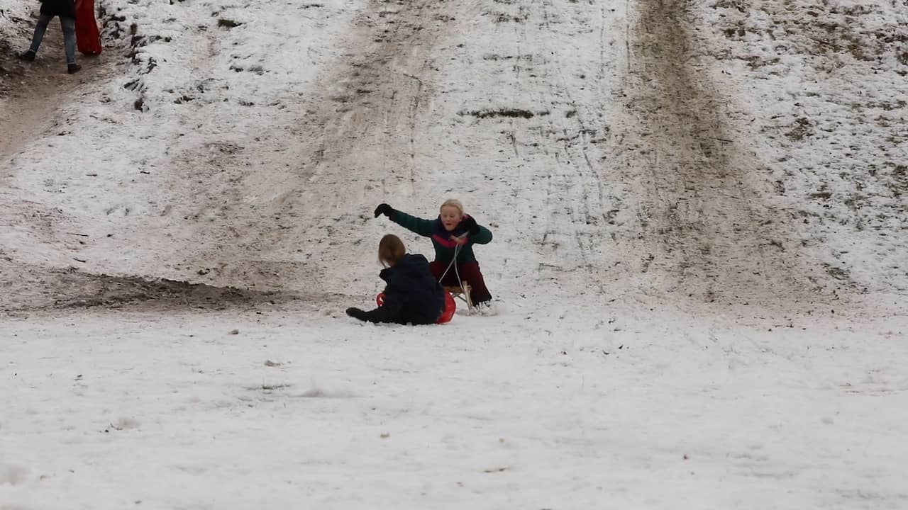 Video | Kinderen sleeën van besneeuwde hellingen in Ugchelen