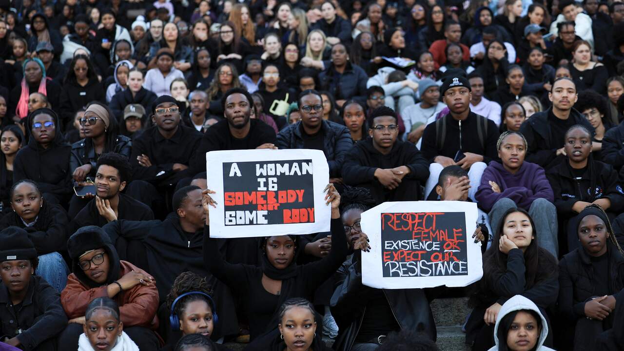 Foto bij Zuid-Afrikanen demonstreren tegen vrouwengeweld na moord op negen vrouwen
