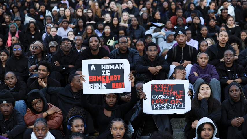 Foto bij Zuid-Afrikanen demonstreren tegen vrouwengeweld na moord op negen vrouwen