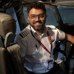 Indiase piloot geprezen voor heldendaad: 'Wist zwaargewond cockpit te openen'