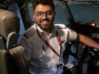 Indiase piloot geprezen voor heldendaad: 'Wist zwaargewond cockpit te openen'