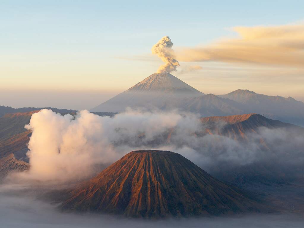 Veertien doden en tientallen gewonden door vulkaanuitbarsting Java