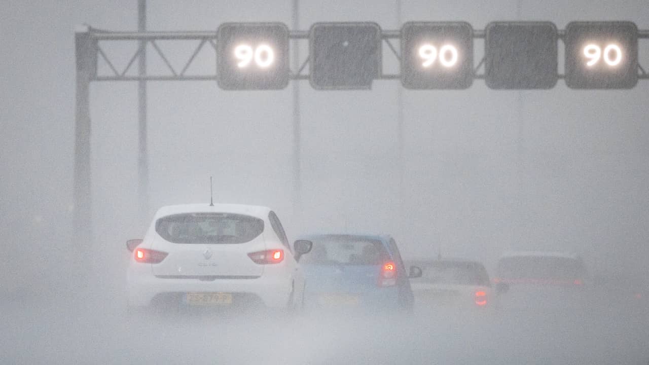 Code Rood Weer Code geel in groot deel Nederland land wegens mist: minder dan 200 ...
