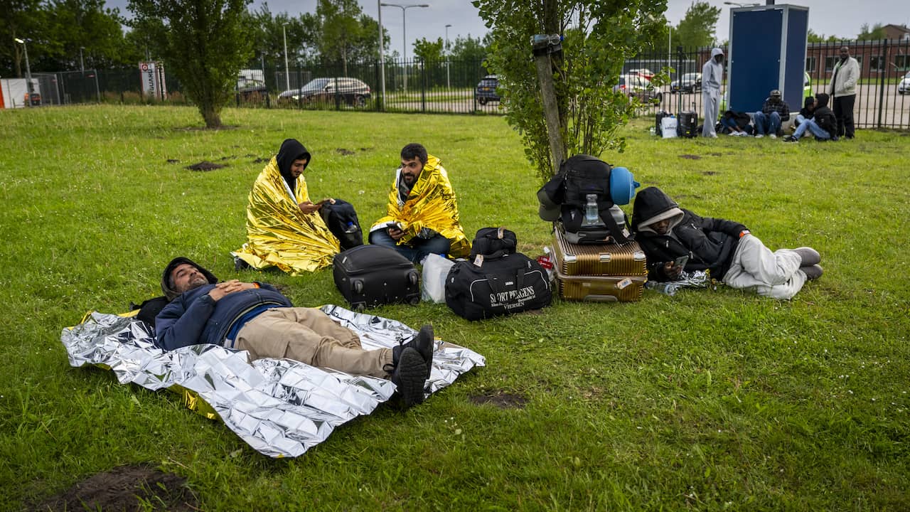 Ongeveer dertig asielzoekers kunnen aanmeldcentrum Ter Apel niet in