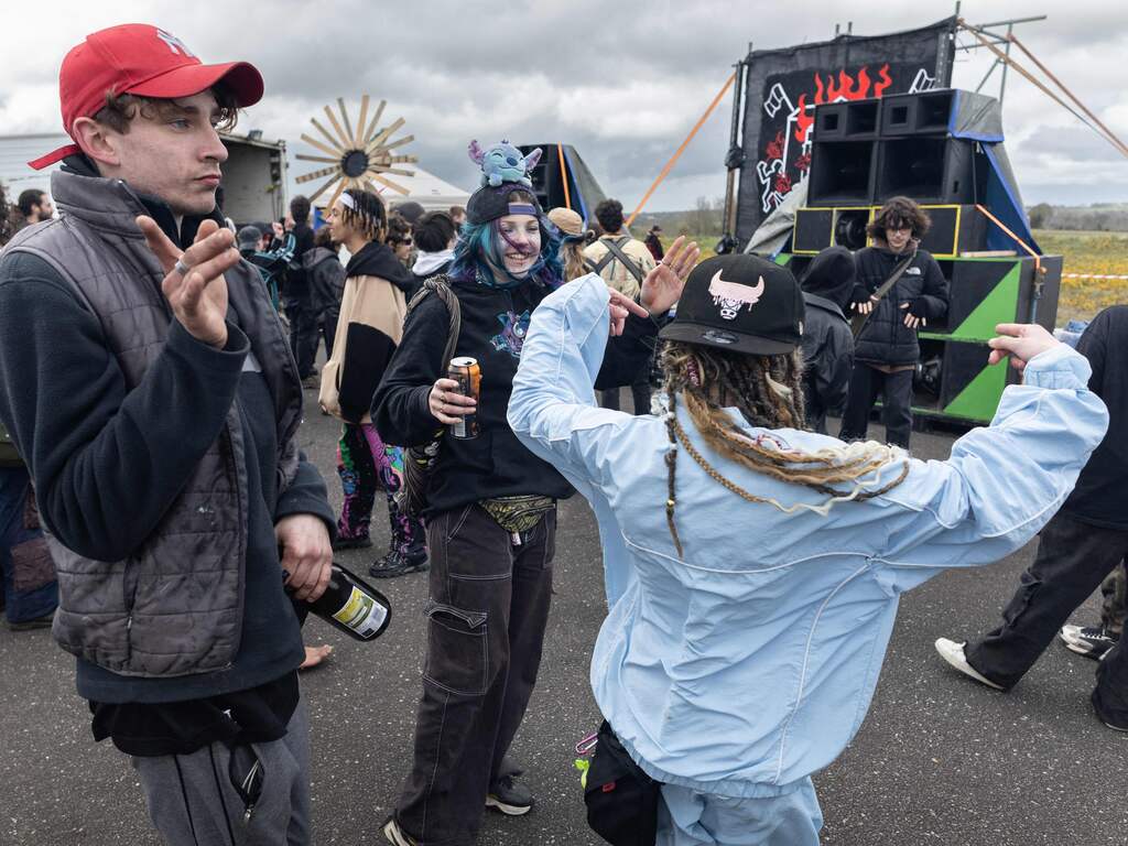 Duizenden mensen houden illegale rave op Frans vliegveld