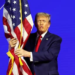 Amerikanen hangen vlag ook op de kop als steun voor Trump in zwijggeldzaak