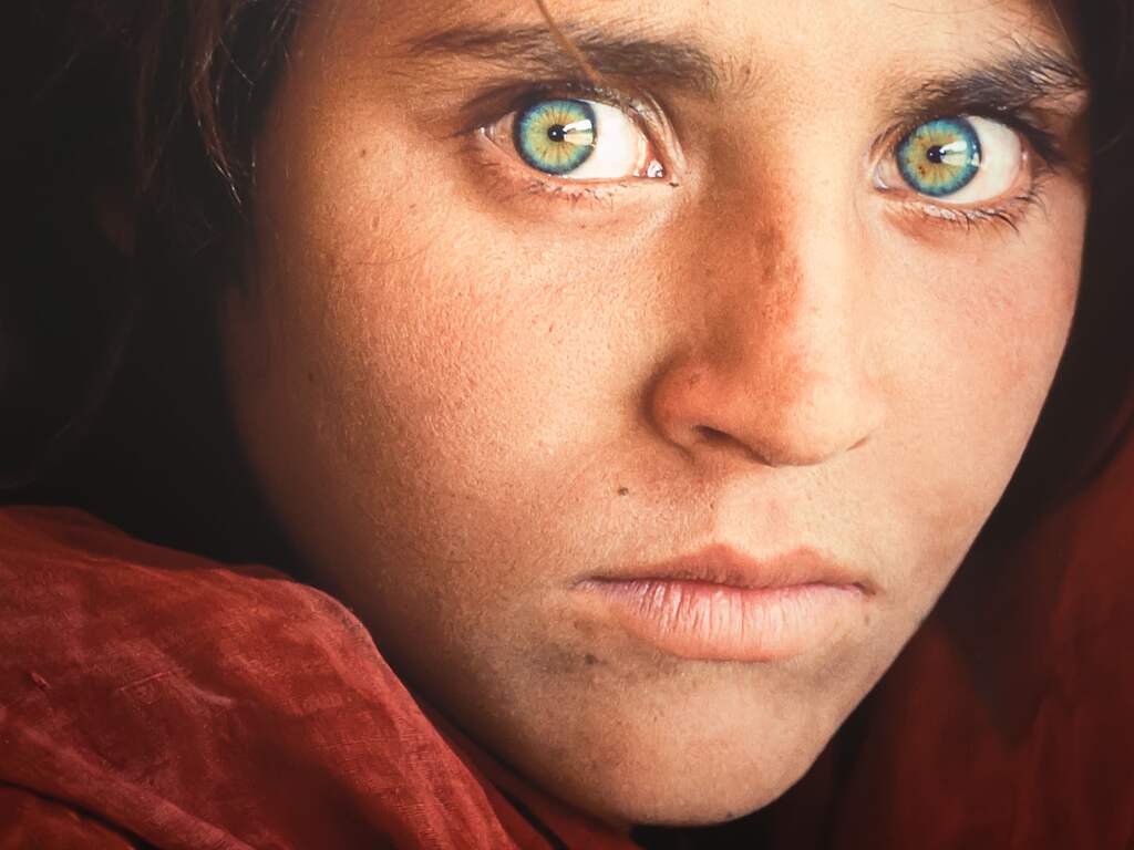 Afghaans 'meisje met heldergroene ogen' krijgt asiel in Italië