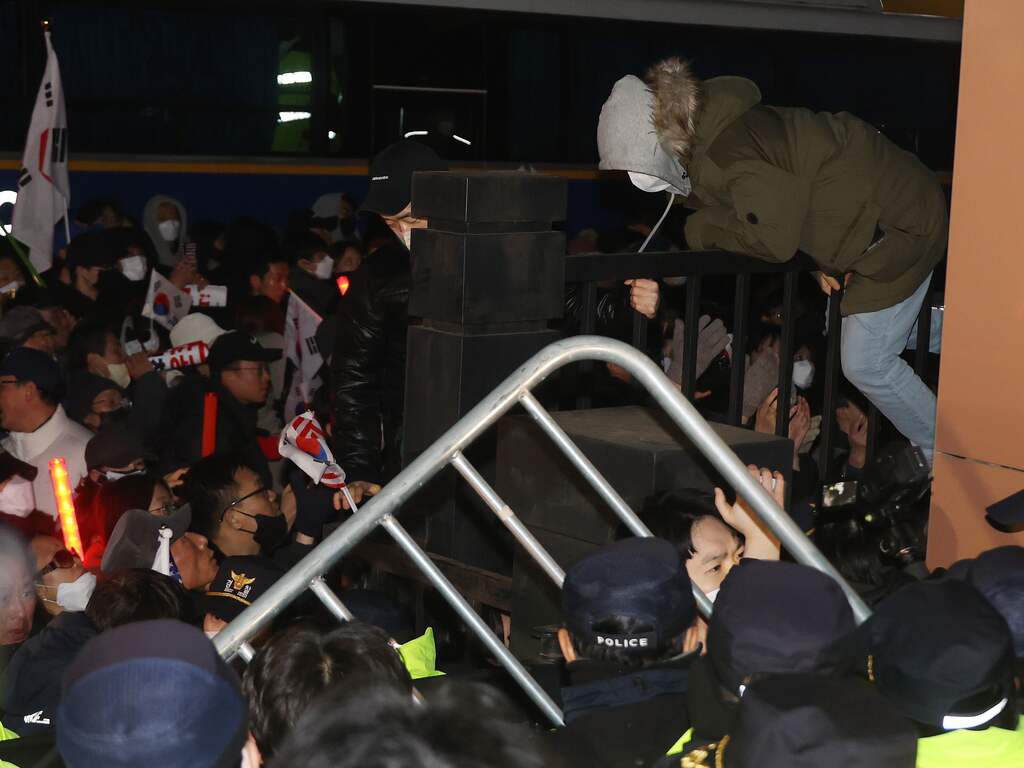 Voorarrest Zuid-Koreaanse president verlengd, aanhangers bestormen rechtbank