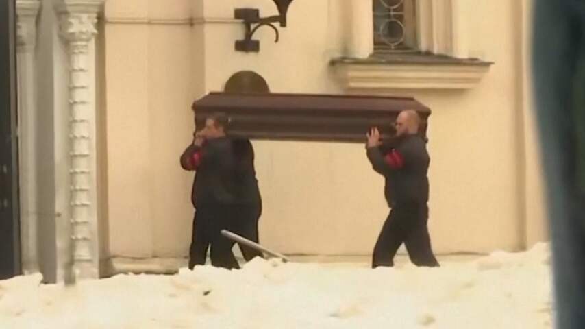 Kist van Navalny arriveert bij kerk in Moskou