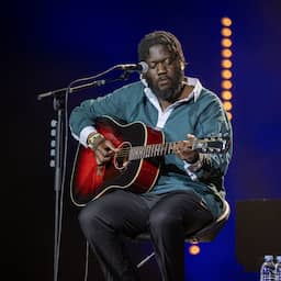 Michael Kiwanuka moest in zomer shows afzeggen vanwege hersenbloeding
