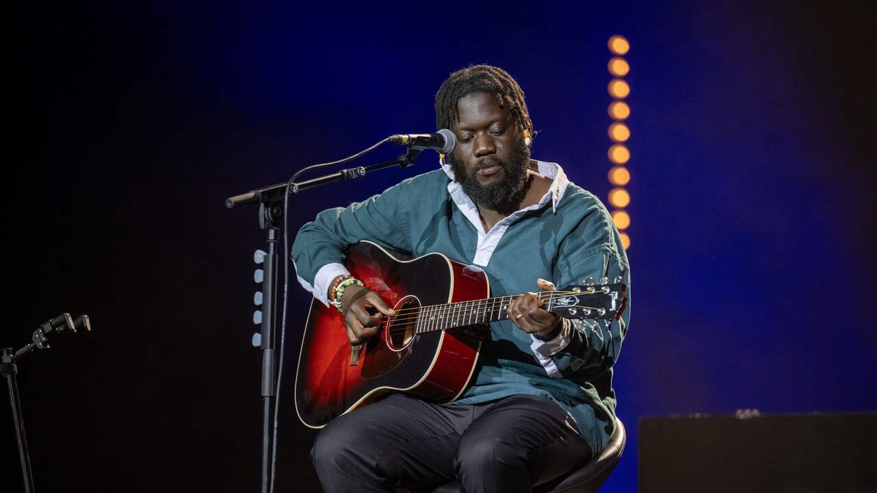 Foto bij Zanger Michael Kiwanuka moest in zomer shows afzeggen vanwege hersenbloeding