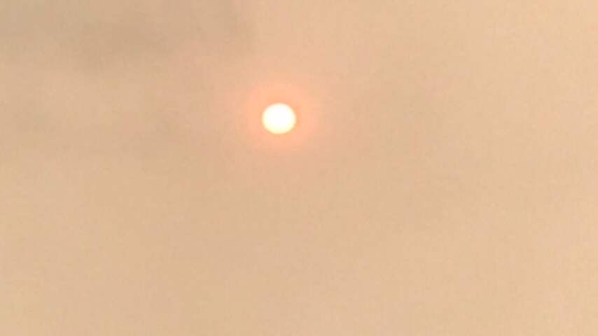 Zon kleurt rood door stofdeeltjes Sahara als gevolg van storm Ophelia