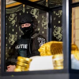 Licht gedeukte helm achter net te klein doek: kunstschatten zijn terug in Drenthe