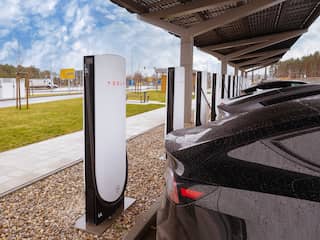 Investeringen in robots en zelfrijdende taxi's zetten winst Tesla onder druk