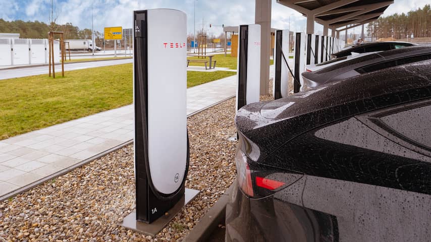 Investeringen in robots en zelfrijdende taxi's zetten winst Tesla onder druk