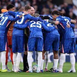Chelsea-coach Rosenior kan niet lachen om arbiter bij merkwaardige huddle