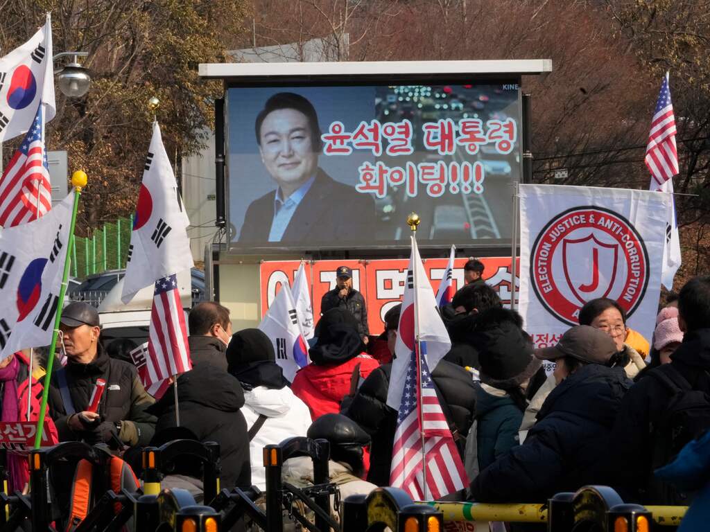 Geschorste Zuid-Koreaanse president krijgt meer loon terwijl hij voor politie vlucht