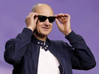 Roland Busch probeert een Rayban Meta