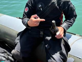 Belgische duiker haalt Guinness-flessen uit 19e-eeuws scheepswrak voor Dover