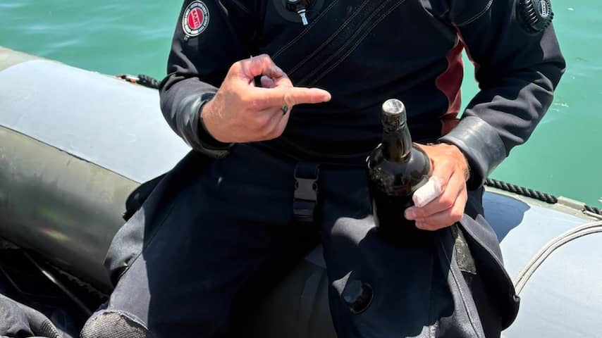 Belgische duiker haalt Guinness-flessen uit 19e-eeuws scheepswrak voor Dover