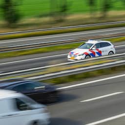 Man overlijdt in eigen tuin na steekincident, verdachte met bivakmuts op de vlucht