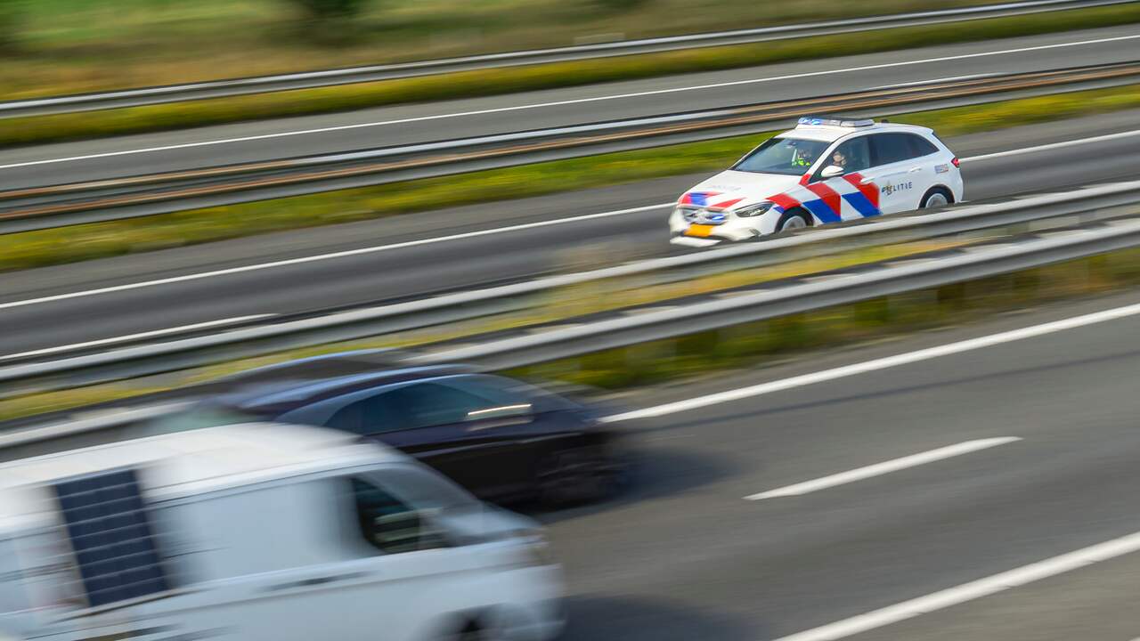 Man overlijdt in eigen tuin na steekincident, verdachte met bivakmuts vlucht