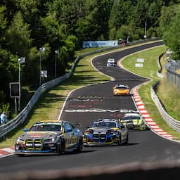 Verstappens race op Nürburgring stilgelegd na zware crash met zeven auto's