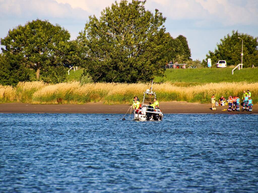 Persoon vermist na aanvaring met binnenvaartschip op Lek bij Ameide