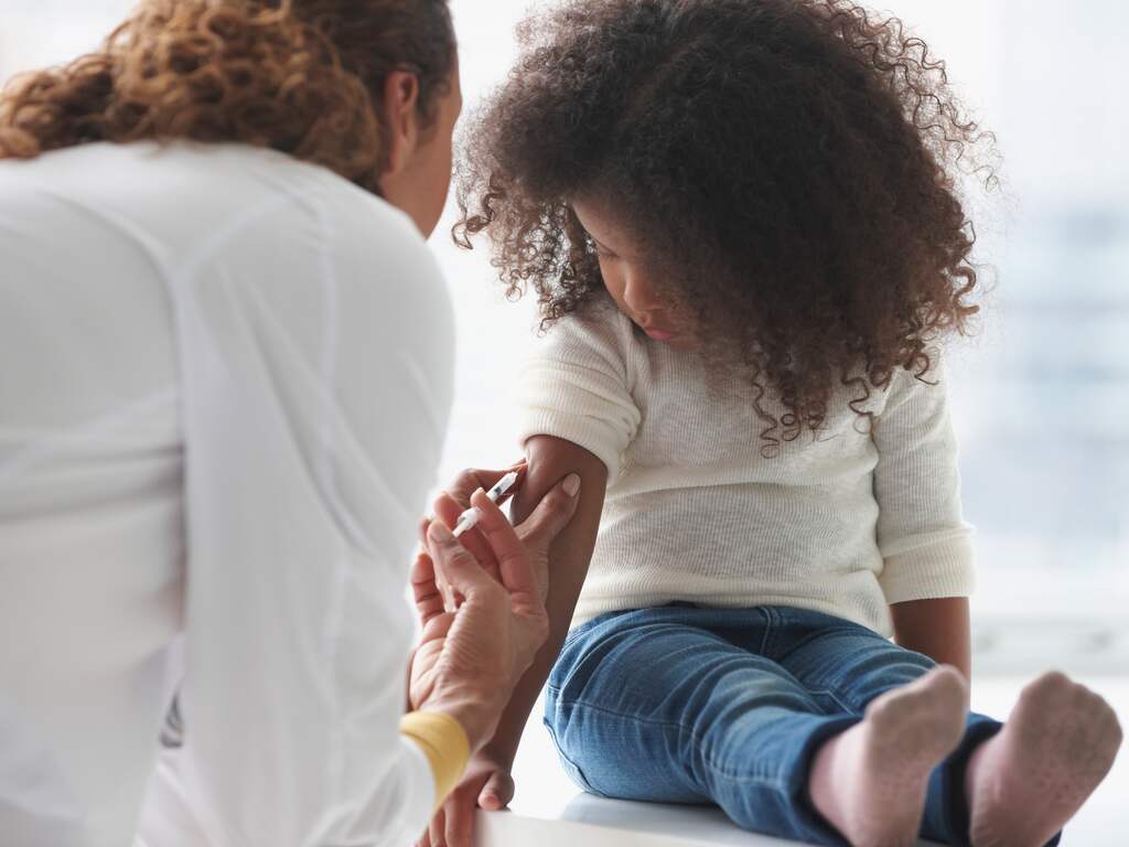 Gezondheidsraad adviseert om alle kinderen vanaf 5 jaar coronaprik aan te bieden