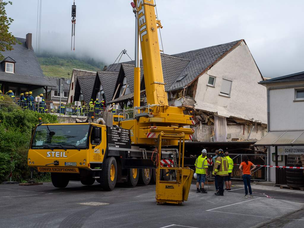 Moeder en kind van Urk uit puin Duits hotel gered, vader nog bekneld