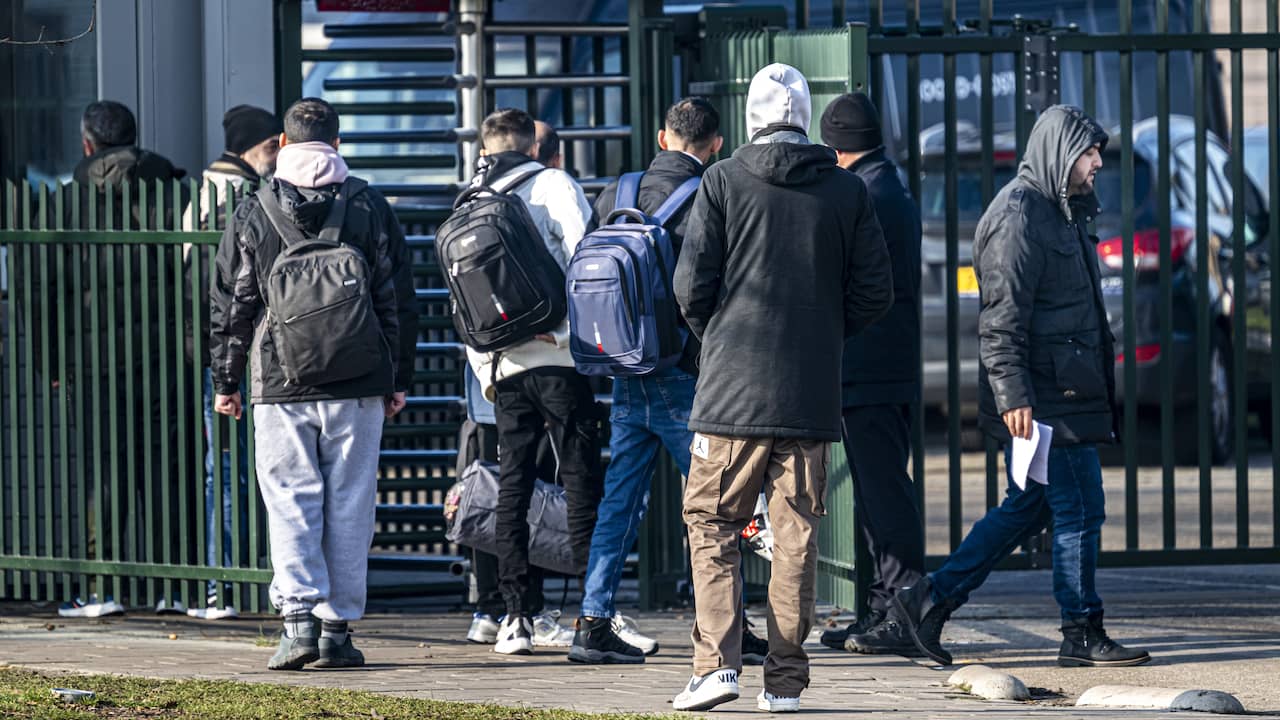 Kabinet neemt maatregelen tegen overlast in Ter Apel, Rode Kruis hervat werk