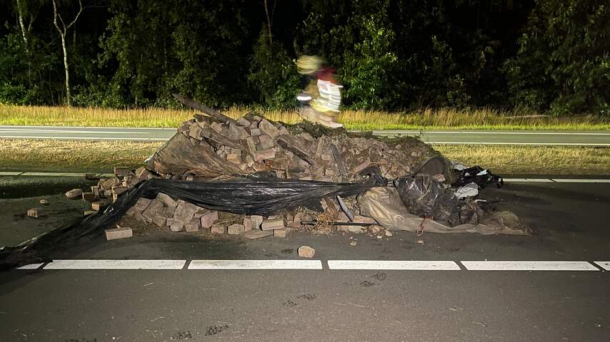 Boeren dumpen bakstenen op toerit A1 bij Lochem
