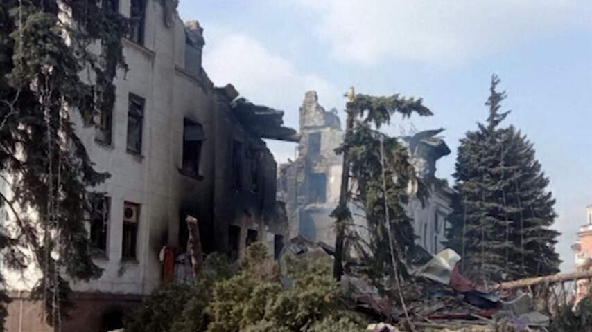 Oekraïense militairen filmen gebombardeerd theater Mariupol