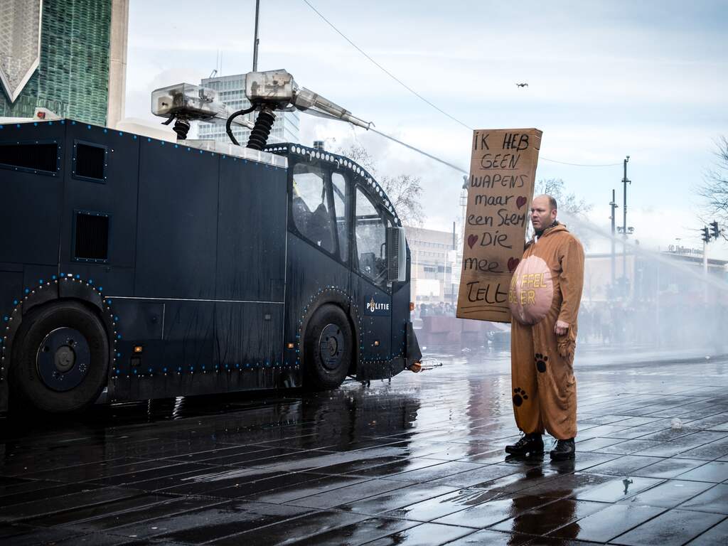 Politieagente vervolgd voor mishandeling met waterkanon tijdens coronarellen